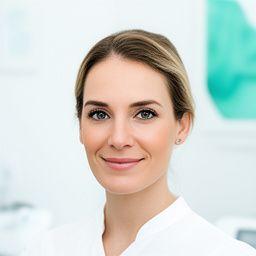 Mara Keller in einem Zürcher Behandlungsraum mit natürlichem Licht und präzisem Brow-Look